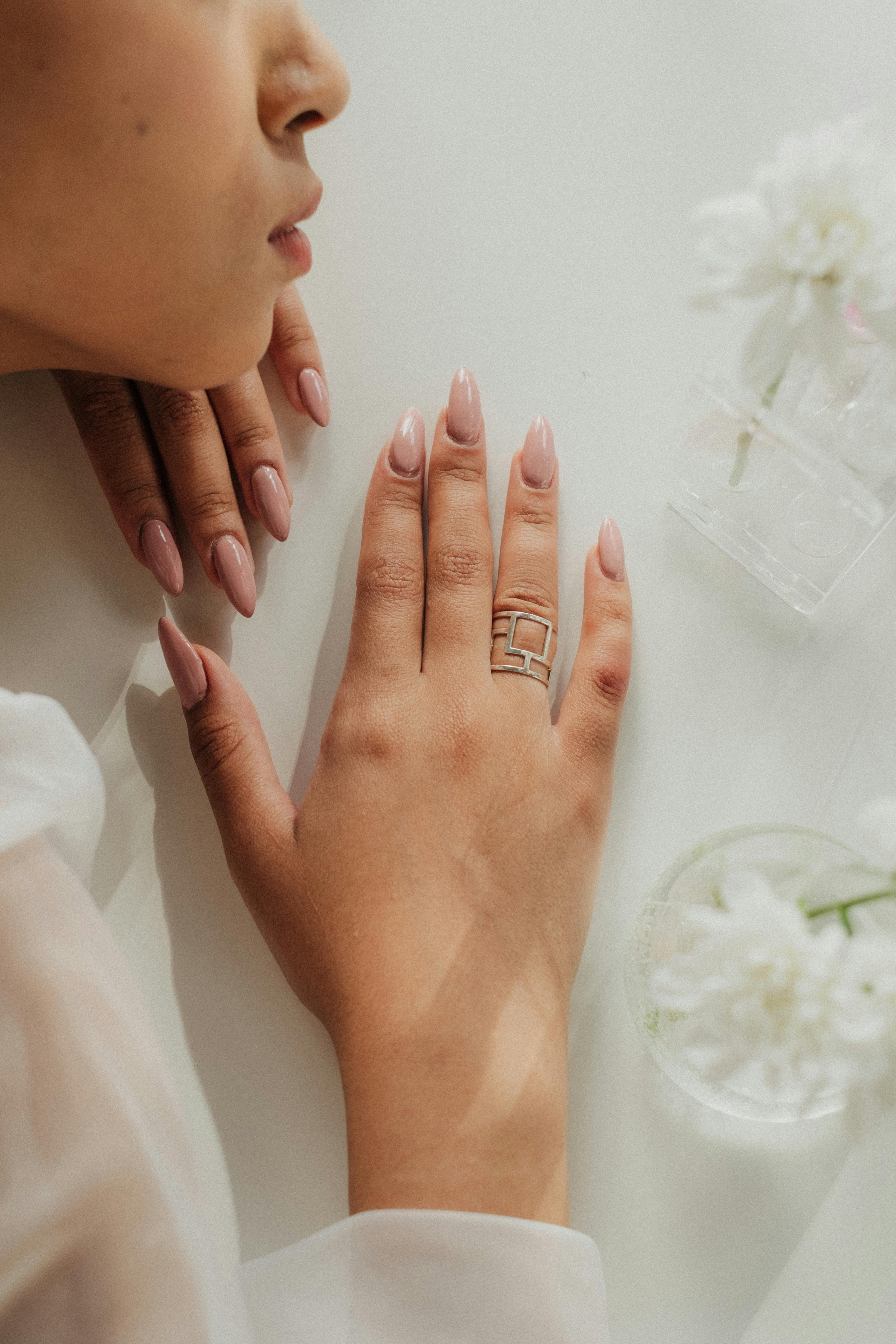 ideias e dicas de unhas decoradas nude noivas