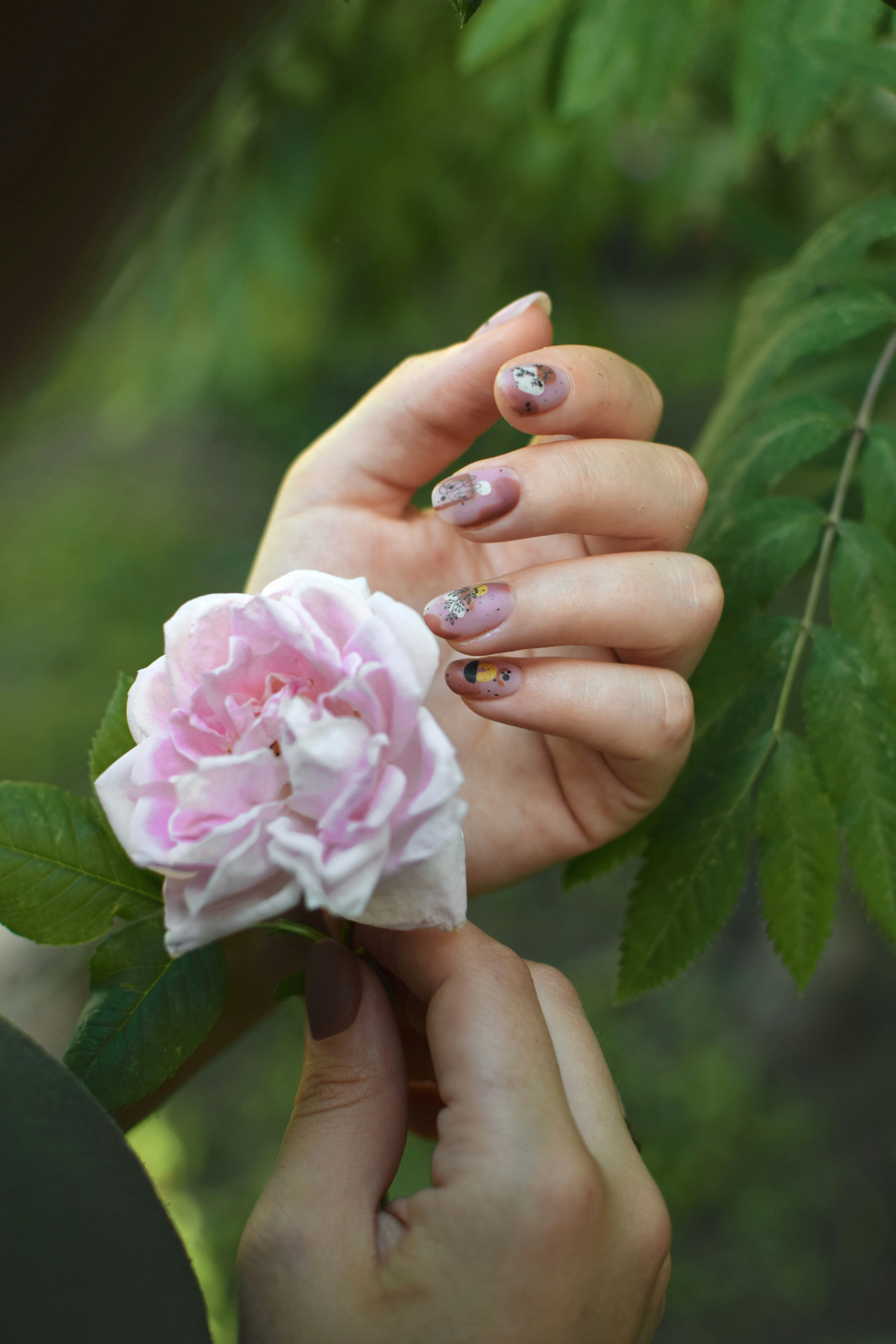 unhas decoradas com flores